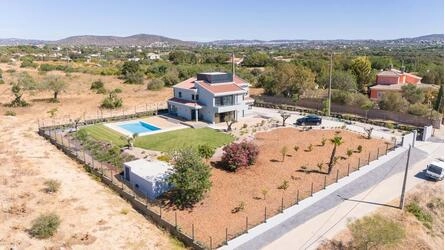 5-7 Bedroom Renovated Villa for sale, Fonte Santa, Vale do L